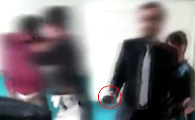 İki öğrenciyi kavga ettiren öğretmen görüntülendiğini anlayınca...
