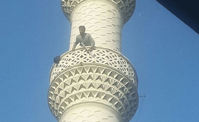 Pompalı av tüfeğiyle caminin minaresine çıktı!