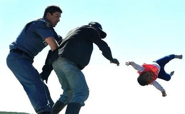 Polis müdahale edince bebeğini çatıdan attı!