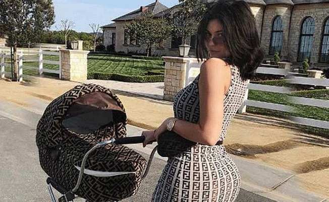 Kylie Jenner bebek arabasıyla sokağa çıktı