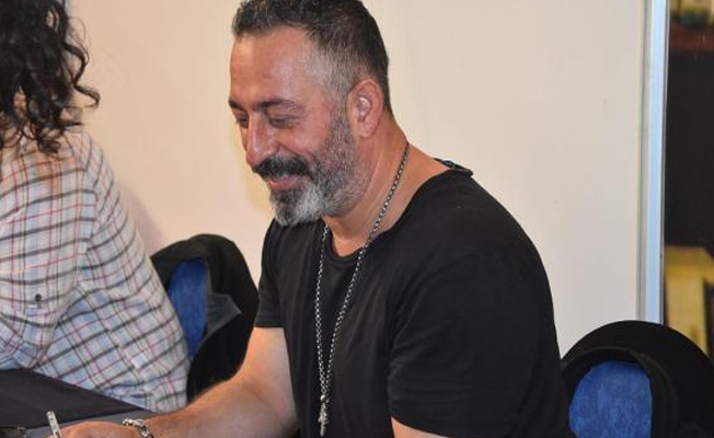 Ünlü komedyen Cem Yılmaz, İzmir'de sevenleri ile buluştu