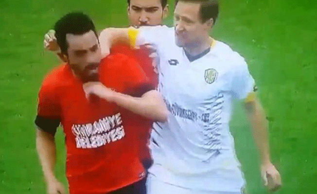 Maç ortasında rakibine yumruk salladı