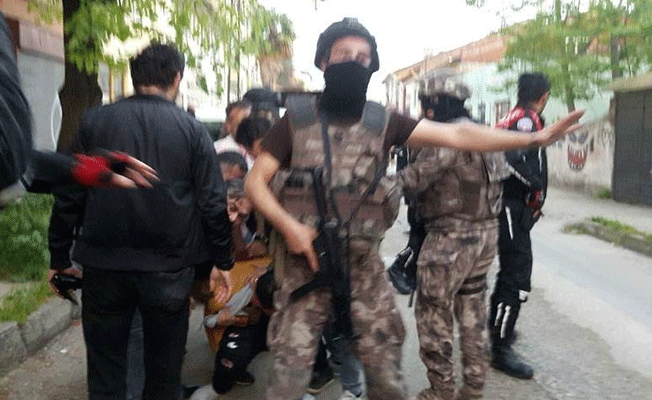 Pazarda 2 kişiyi vurdu, evde 1 kişiyi rehin aldı