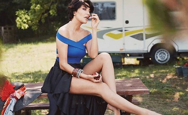 Deniz Akkaya, takipçilerini çocukluğuna götürdü