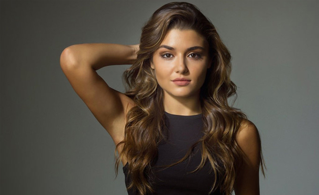 Hande Erçel giydiği kıyafetlerle sınırları zorladı