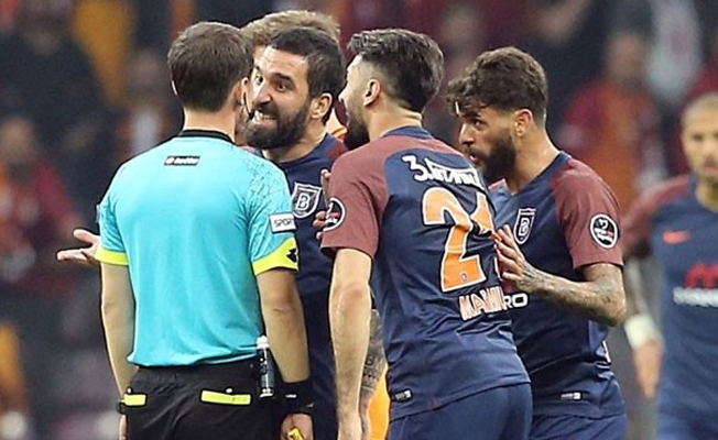 Arda Turan devre arası hakemi tehdit etti!