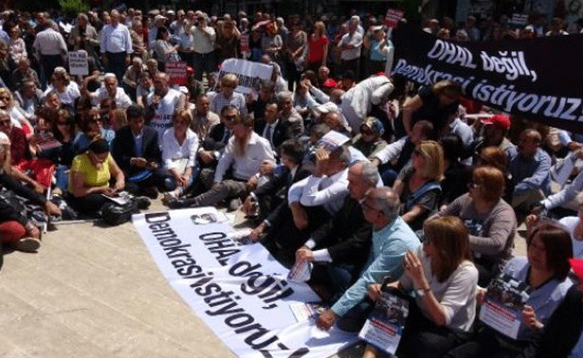 Mersin'de CHP'den OHAL'e karşı oturma eylemi