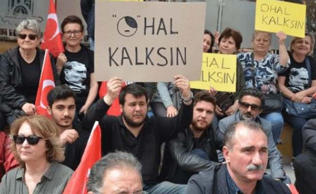 Bilecik'te CHP'liler oturma eylemi yaptı