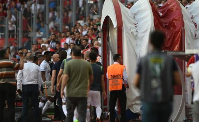 Flaş iddia: Yıldız futbolcu taraftara cinsel organını gösterdi