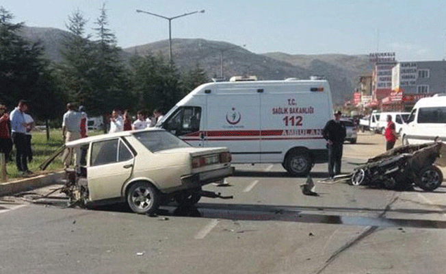 İkiye bölünen otomobilden sağ çıktılar