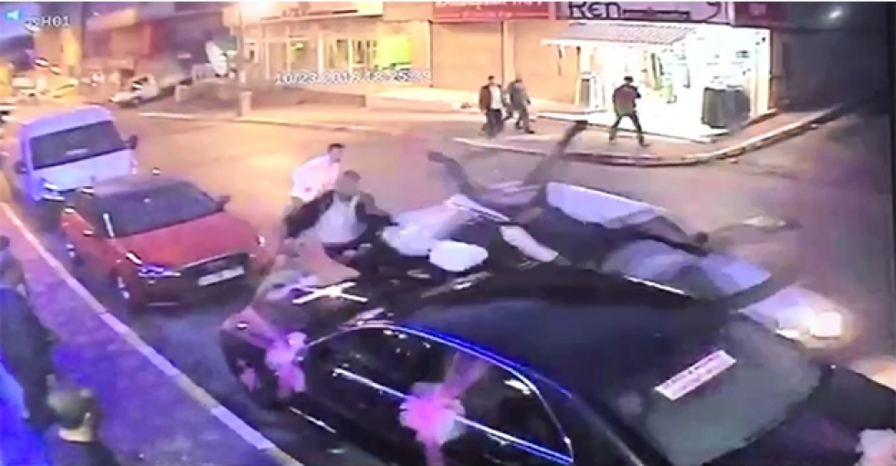 Otomobili kavga ettiği kişilerin üzerine sürdü