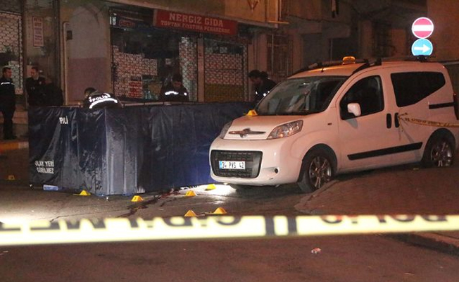 Kuzenler sokak ortasında birbirlerine kurşun yağdırdı