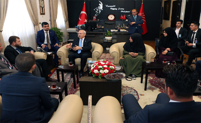 İmam Hatipliler Kılıçdaroğlu’nu ziyaret etti... Anlamlı hediye