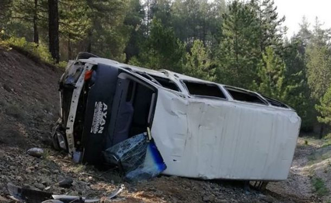 Servis aracı devrildi: İkisi ağır 10 maden işçisi yaralı