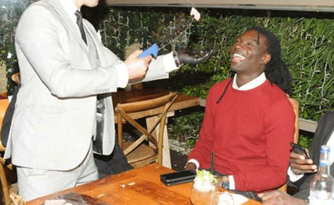 Gomis ve arkadaşları 8 kilo et yedi