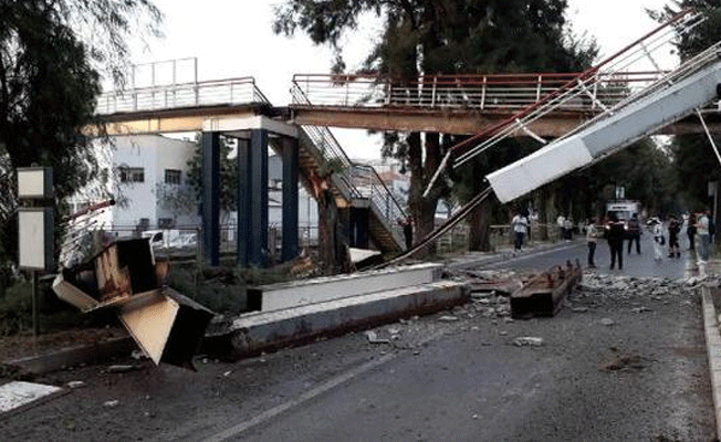 İzmir Metro hattında üst geçit raylara çöktü