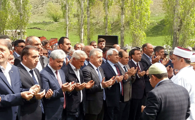 Bakan Arslan, yeğeninin cenaze törenine katıldı