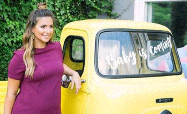 Buse Terim ikinci bebeği Naz’ı kucağına aldı