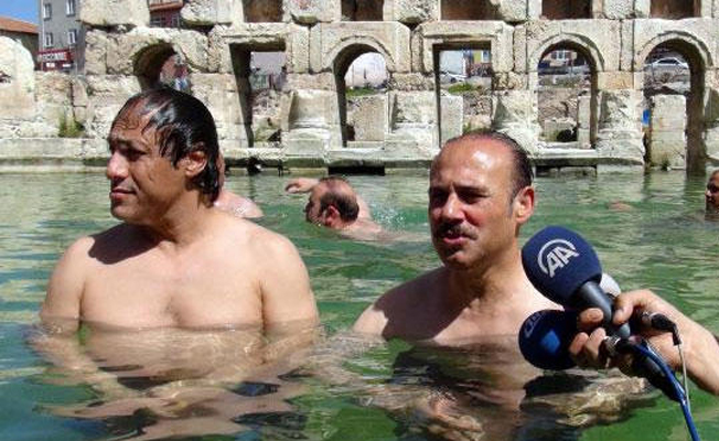 Vali tanıtım için antik havuzda yüzdü