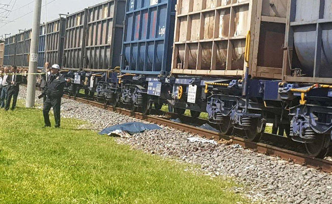 İşitme engelli baba ve bebeğine tren çarptı