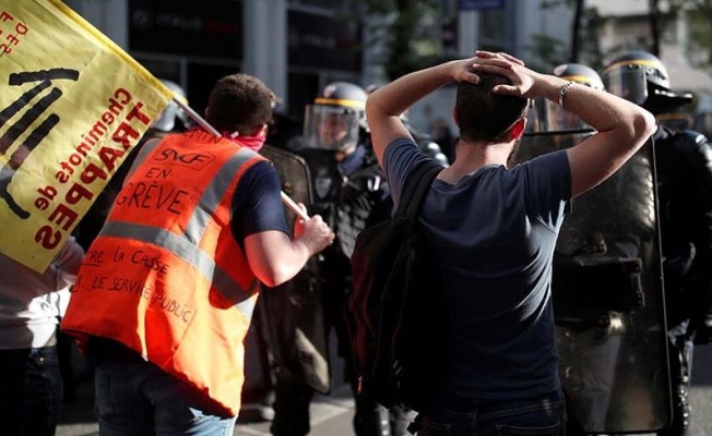 Fransa'da binlerce kişi sokağa indi