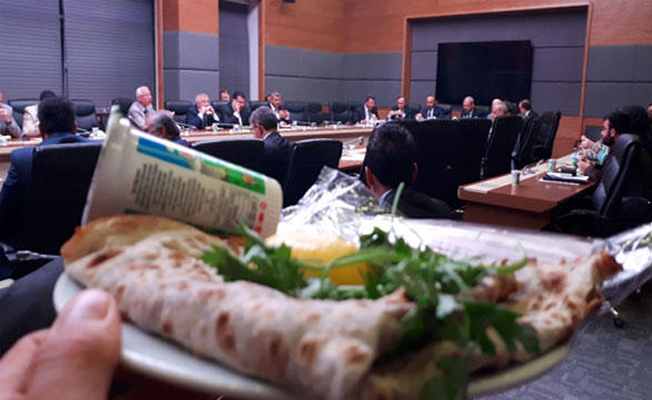 Lahmacun ayran eşliğinde Meclis'te jet kabul