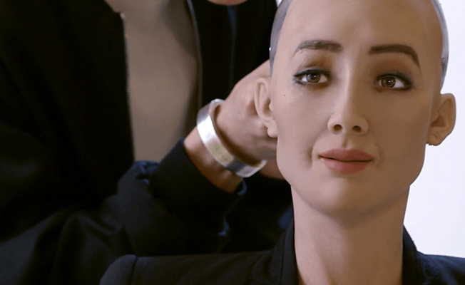 Türkiye’ye gelen robot ‘Sophia’ adalet istedi
