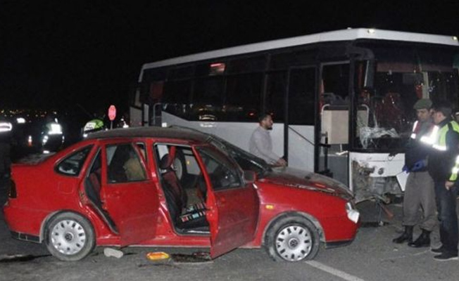 İşçi servisi otomobille çarpıştı: Ölü ve yaralılar var