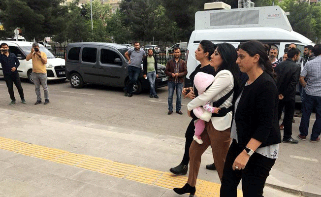 Ayşe öğretmen bebeğiyle birlikte cezaevine girdi