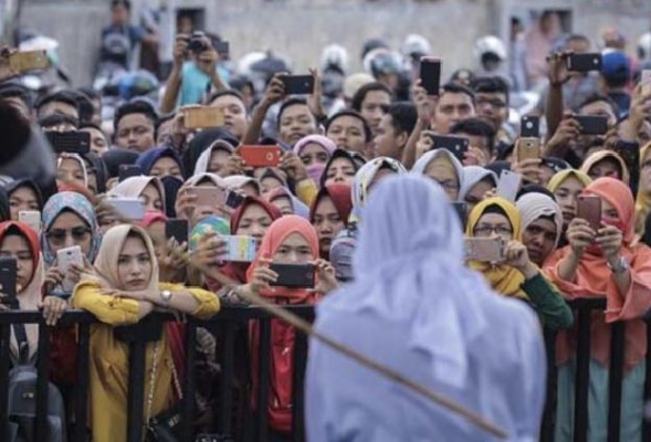 Bunu kadınlar yaptı: Kırbaçlanacak kadınları fotoğraflamak için yarıştılar!