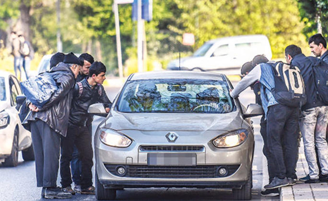 İstanbul'un ortasında 50 TL için araçları durdurup...