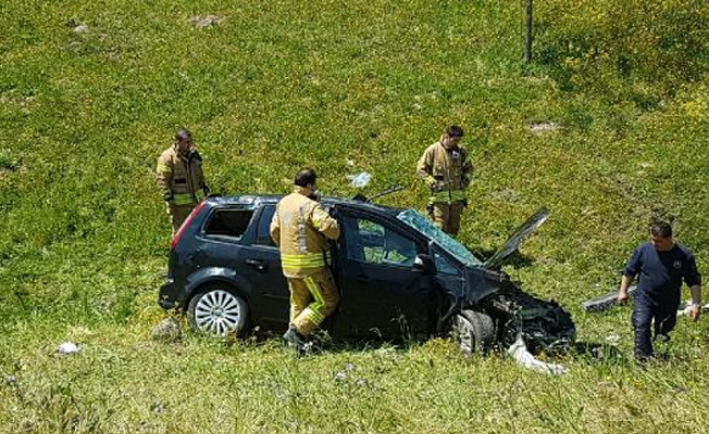 Başakşehir'de otomobil yol kenarına uçtu