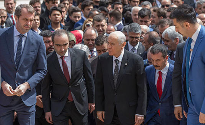 Bahçeli'ye bu fotoğrafı hediye ettiler