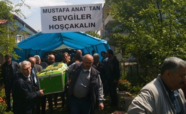 Cenazesi evinden 'hoşça kalın' pankartıyla uğurlandı