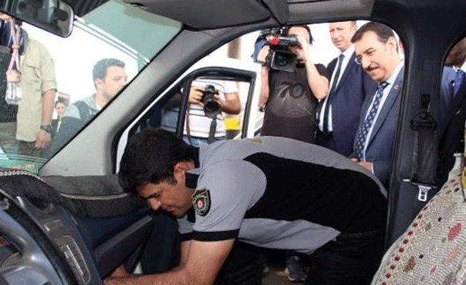 Bakan Tüfenkci'nin incelemesi sırasında kaçak sigara ele geçirildi