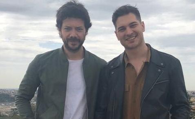 Netflix etkinliğinde Çağatay Ulusoy kaprisleriyle dikkat çekti