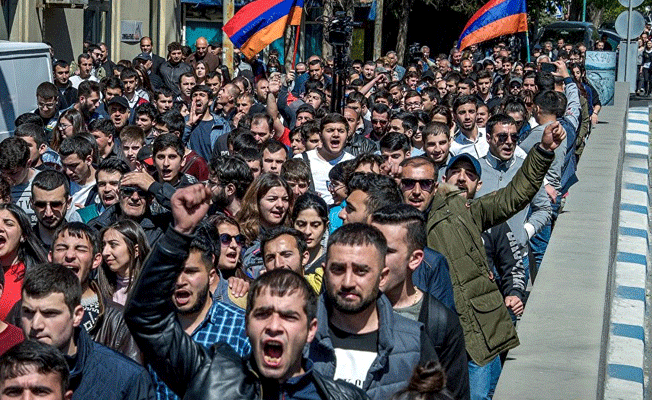 Ermenistan Devlet Başkanı: Ülkedeki durum tehlikeli çizgiye ulaştı