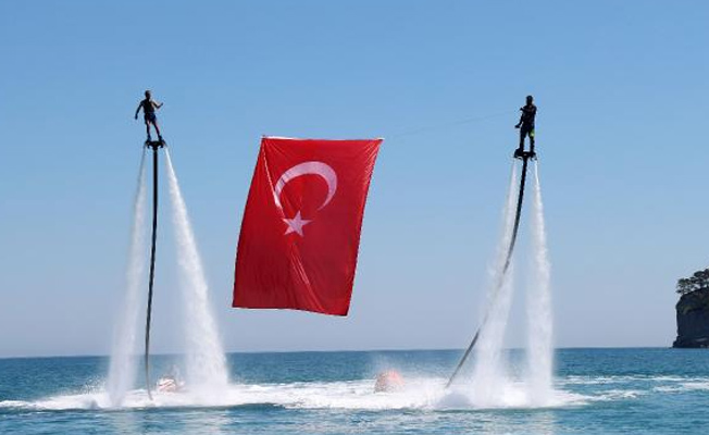Deniz üstünde Türk bayrağı açtılar