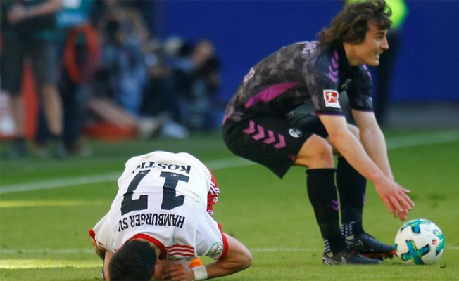 Milli futbolcu deliye döndü... Kapıları tekmeledi