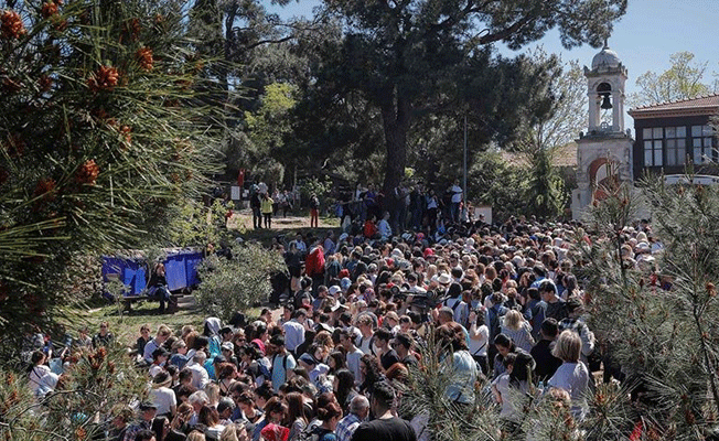 Binlerce kişi dilek için Aya Yorgi’ye tırmandı