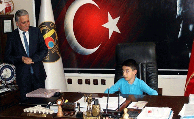 Koltuğa oturan Tuğberk: Santrallerin gölgesinde nesil istemiyorum