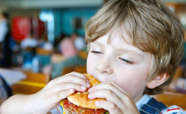 'Fast food mağazaları okullara en az 400 metre uzakta olsun'