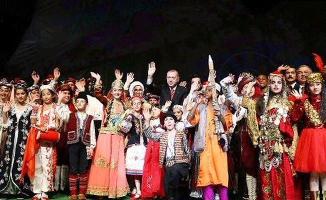 Yüzlerce çocuk 23 Nisan için Cumhurbaşkanlığı Sarayı'nda bir araya geldi