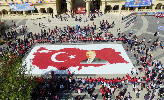 Köy okulu öğrencilerinden ay yıldızlı Türk bayrağı ve Atatürk puzzle’ı