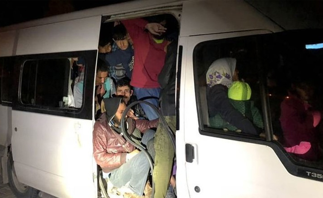 Van'da 14 kişilik minibüse 56 kaçak bindirmişler
