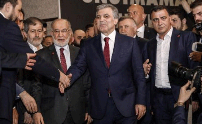 Gül ve Karamollaoğlu ödül töreninde!