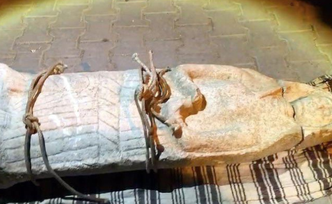Arabanın arkasından çıkan heykel şoke etti
