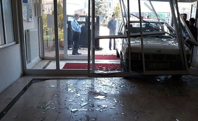 Kamyonetle hükümet konağına daldı!