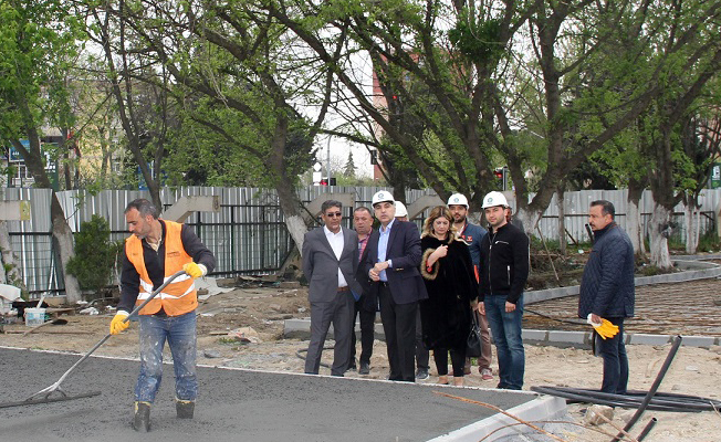 Adile Naşit, Münir Özkul, Tarık Akan Bakırköy sanatçılar parkında