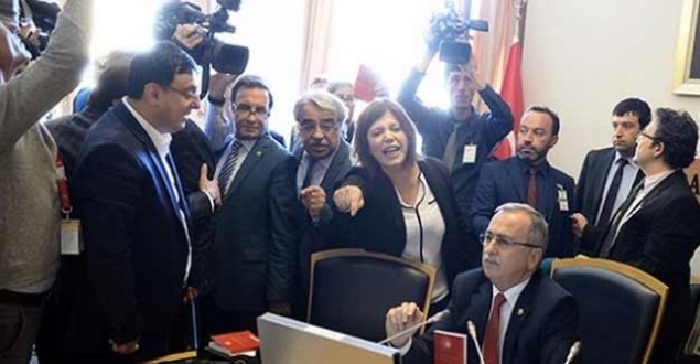 Darbe Komisyonu toplantısında gerginlik vekiller salonu terk etti